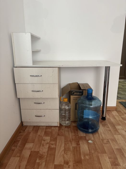 Маникюрный стол даром