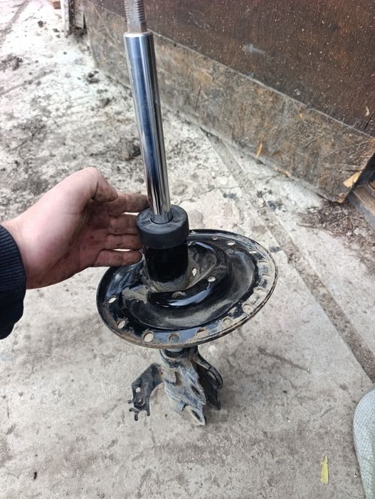 Стойка амортизатора camry 50 se