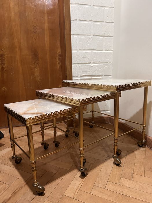 Антикварен комплект 3 ониксови масички с месинг „nesting tables“ !