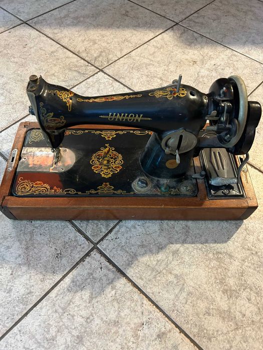 Продавам старинна шевна машина