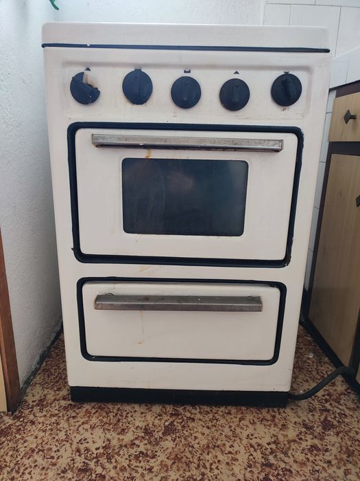 Подарявам печка с фурна и котлони