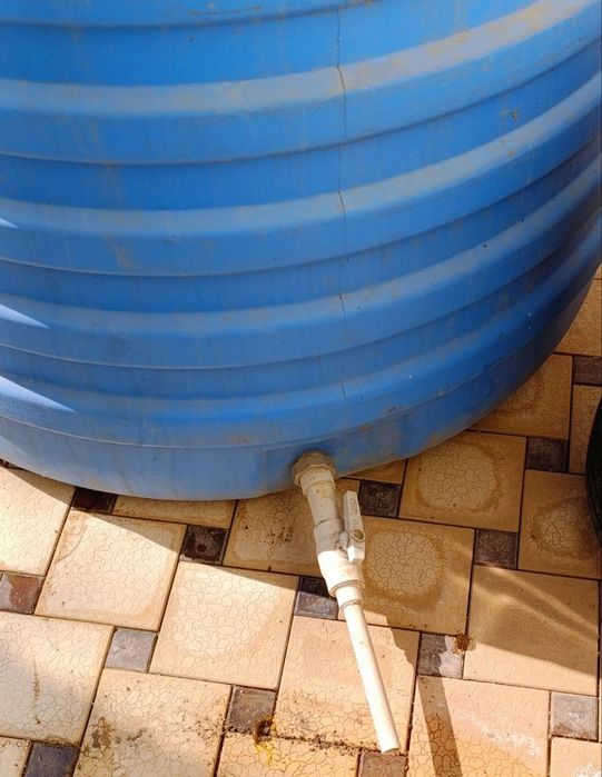 Yomkost bochka sotiladi. 1250 litr. Holati yangidek. Продается ёмкость