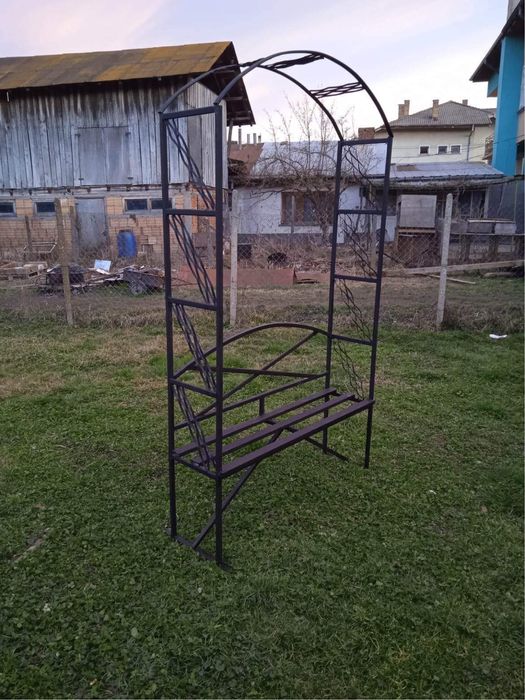 Арка за цветя с пейка