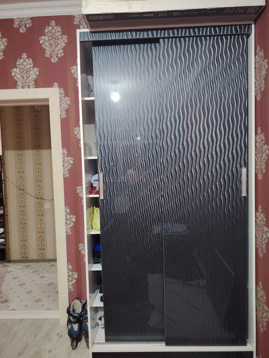 Прихожка шкаф сатылады, келисимли бахада, бийик, тек ролиги насазлау.