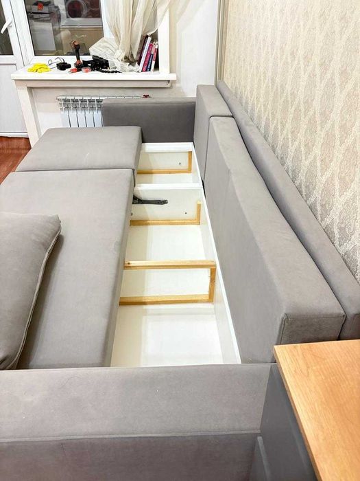 Диван с хранением,  почти новый,