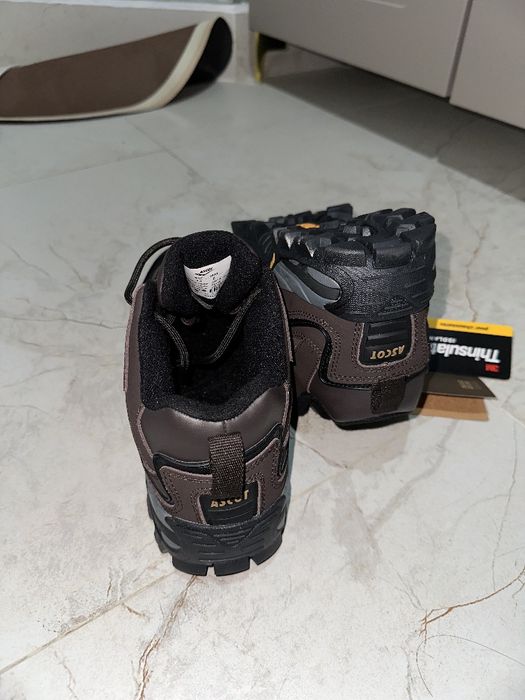 Продам треккинговые кроссовки