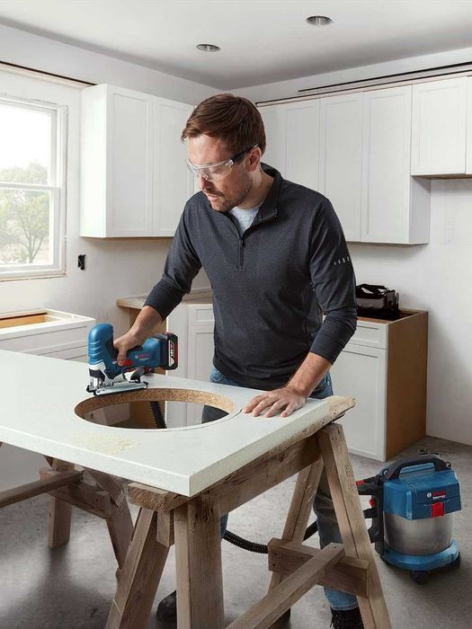 Акумулаторен прободен трион Bosch GST 185-LI с 2 батерии 4 Ah зарядно