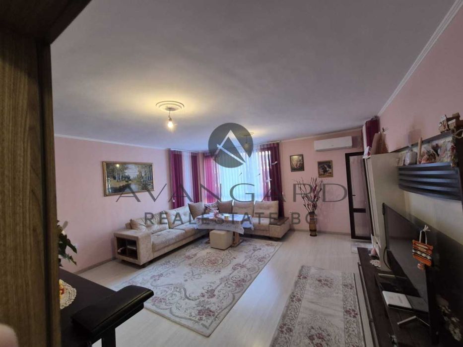 Продава се Тристаен апартамент в Пловдив, Остромила - 120 кв.м за 1550 €/кв.м - Снимка #1