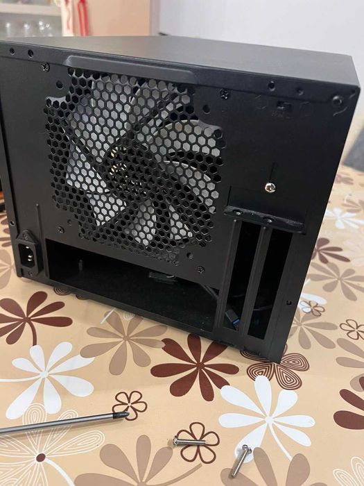 Продавам SFF кутия Fractal Design Node 304