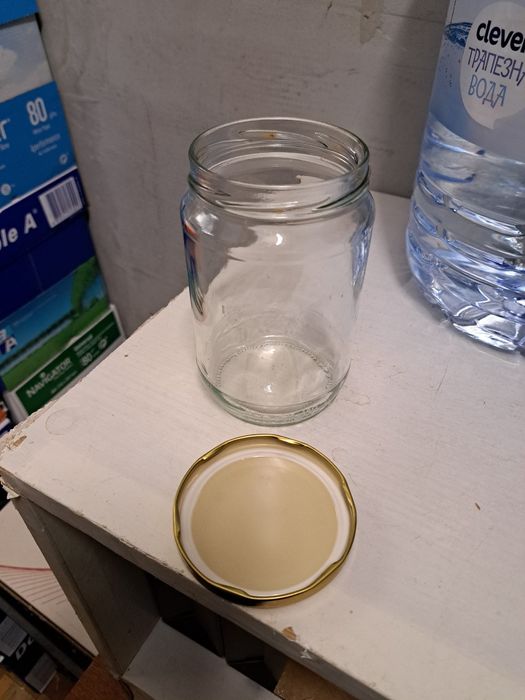 Продавам буркани с винт