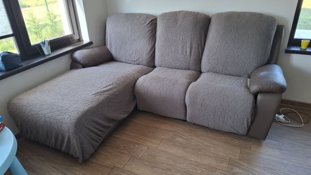 Продавам диван с лежанка и релакс. Нуждае се от претапициране.