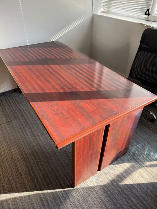 Продавам качествени и запазени офис мебели