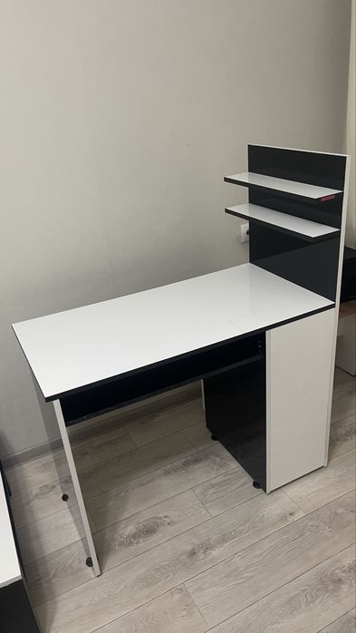 Стол из акрила новый