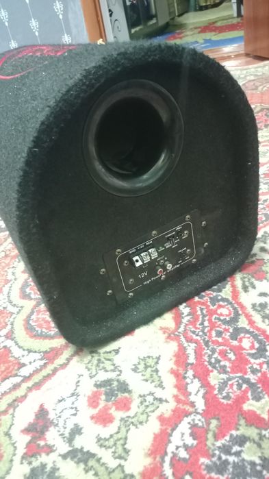 Сабвуфер, и усилитель на машину