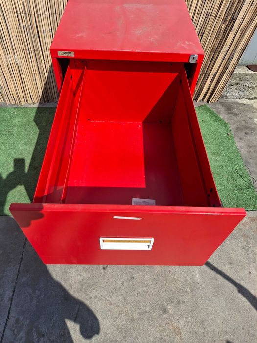 Метален шкаф за инструменти