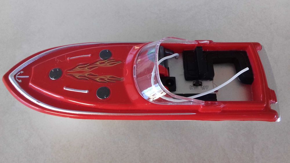 Ретро радиоуправляема лодка