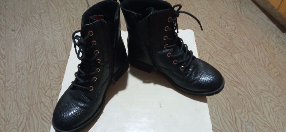 Продам детские ботинки