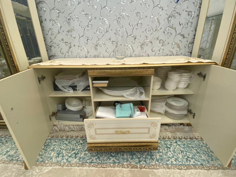 Продается сервант хорошего качества!