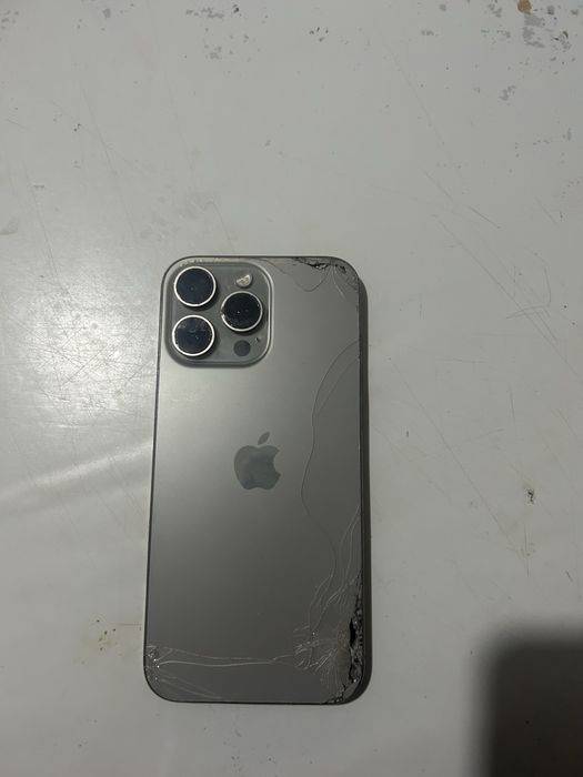 Iphone 16 pro max емкость 90% не зависает экран только и сзади чуть