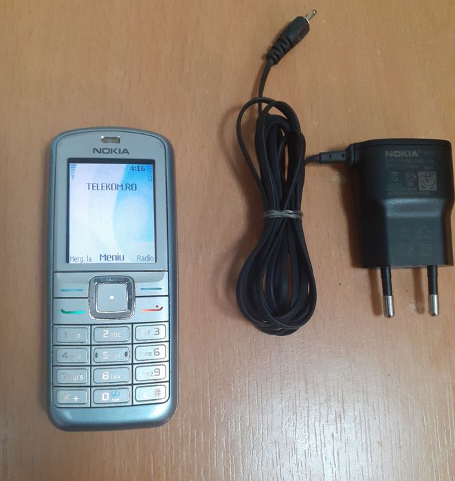 Vând Telefon Nokia, împreună cu încărcătorul original.Liber de Rețele