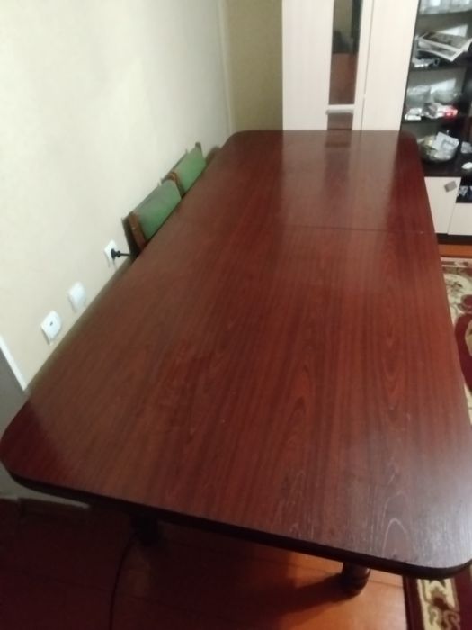 Продам стол в зал