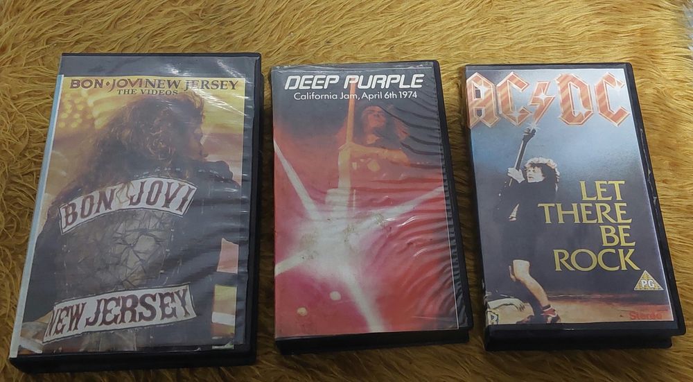 Видео касети  VHS
видеокасети
видеокасети