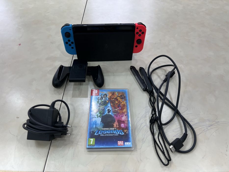 Nintendo Switch OLED продаю с игрой Minecraft Legends: