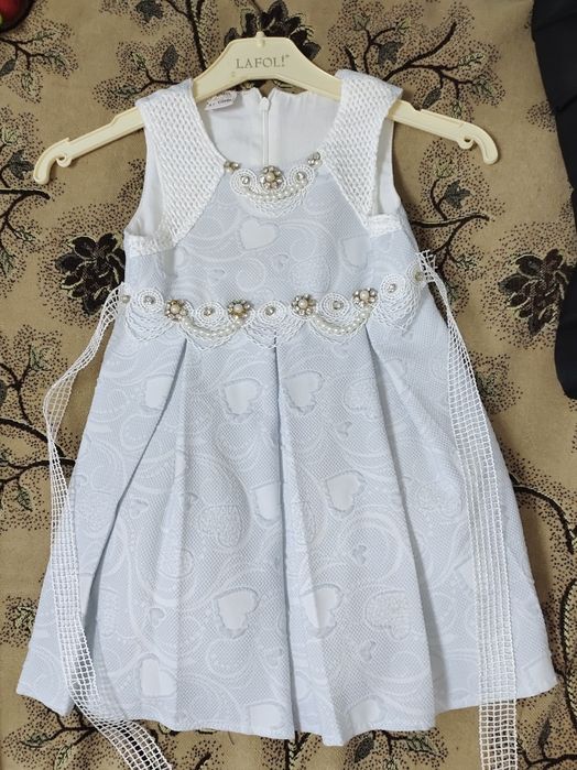 Продам платье на 3 года