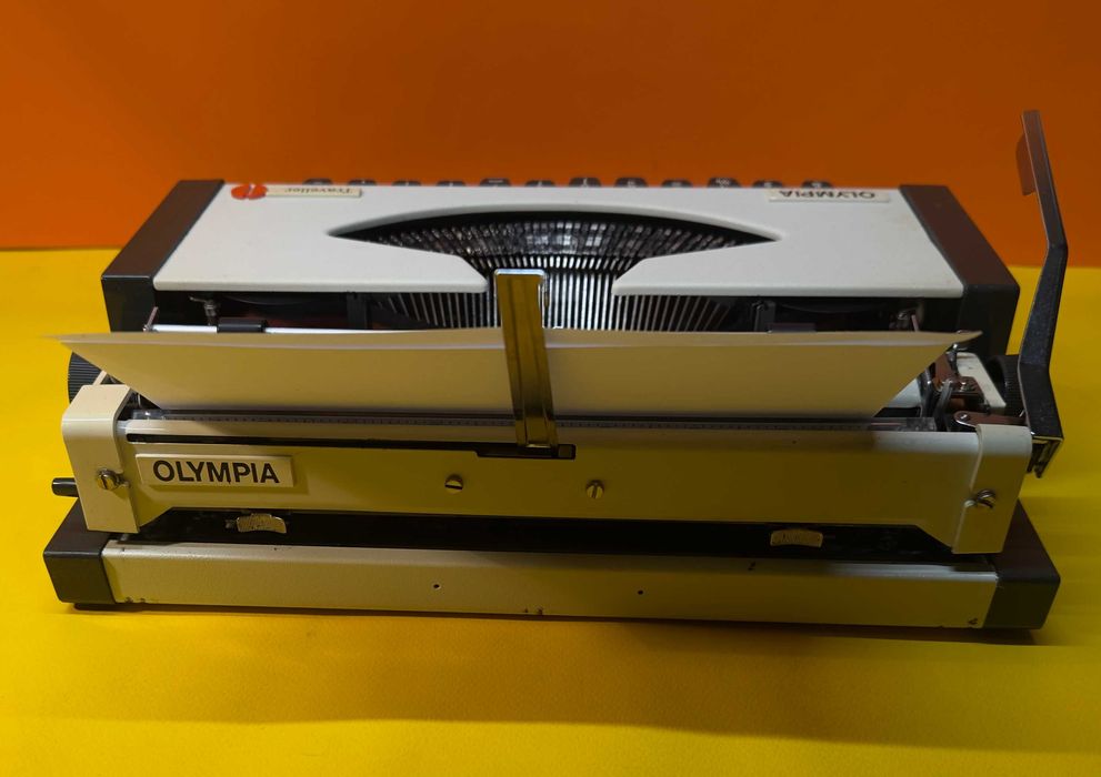 Пишеща Машина Olympia Traveller Клавиатура КирилицаТоп Състояние