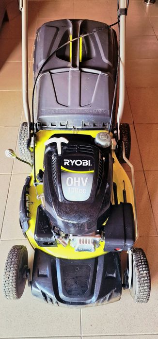 Vand masina de tuns iarba/gazonul pe benzina