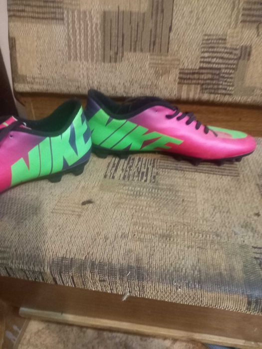 Продам футбольные бутсы