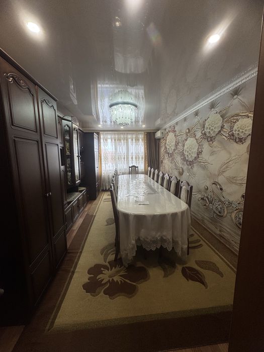 Стол и стулья для гостинной