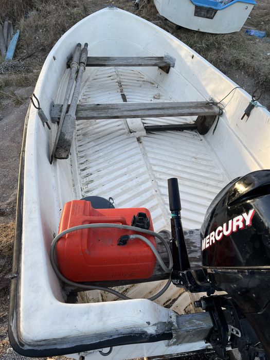 Лодка 4.40м,Извъбордов мотор MERCURY 9.9к.с. ЛИЦЕНЗ СТОПАНСКИ РИБОЛОВ