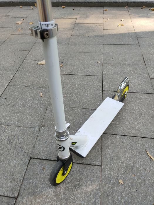 Vând trotineta Decathlon Oxelo Scooter Play 3 White