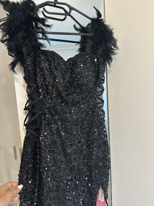 Официална рокля с паети и пера