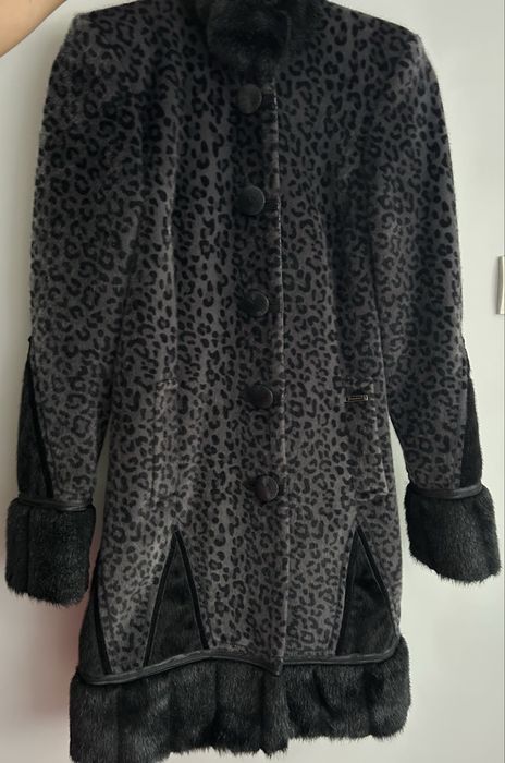 Елегантно дамско палто с животински принт и яка от изкуствен косъм
