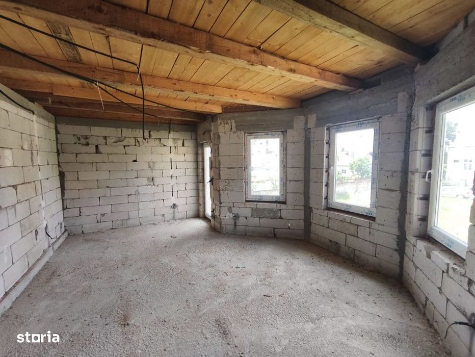 Duplex la rosu, 4400 mp teren, Siret