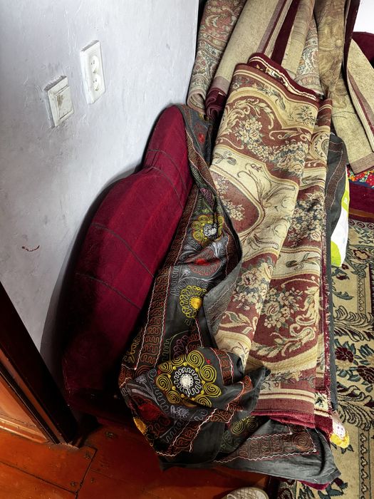 диван красный б/у