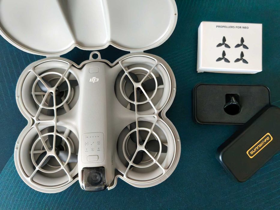 DJI NEO Fly More Combo - Дрон с дистанционно, хъб с 3 батерии, кутия и резервни части