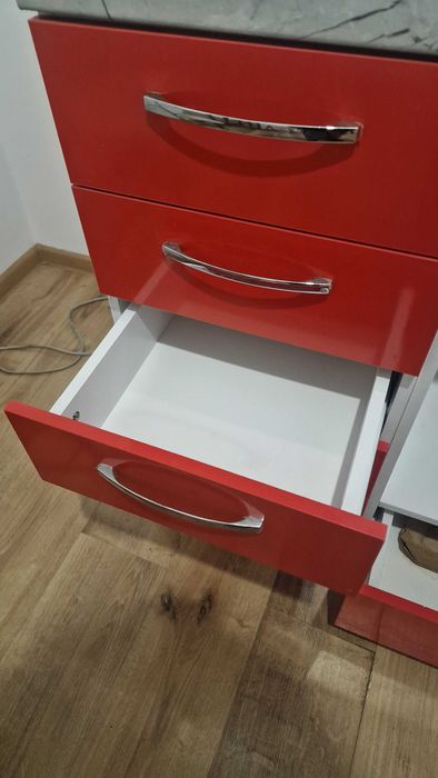 Червена кухня с шкафове