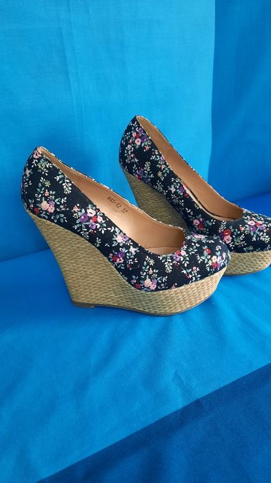 Обувь на танкетке