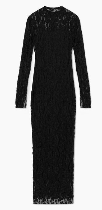 Чёрное облегающее платье из кружева