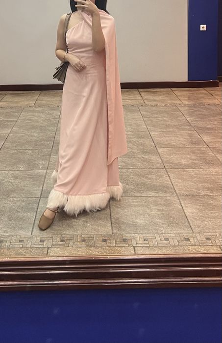 Вечернее платье с перьями