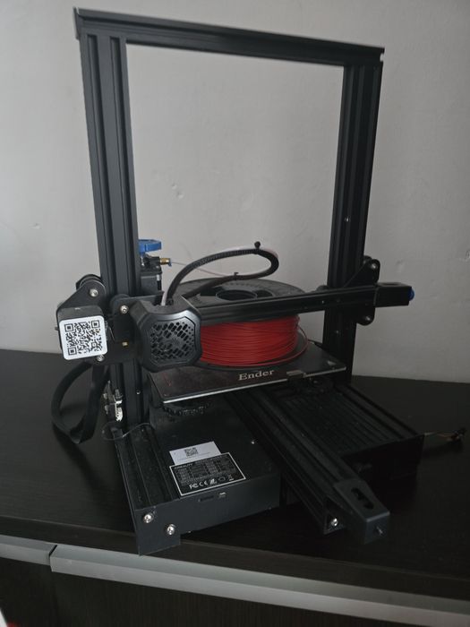Imprimanta 3D Creality Ender 3 V2, plus un filament