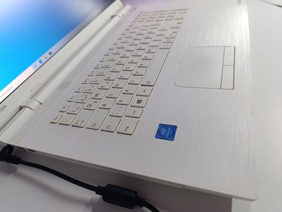 Laptop office 17.3 inch Toshiba c70 Intel Pentium 4nuclee