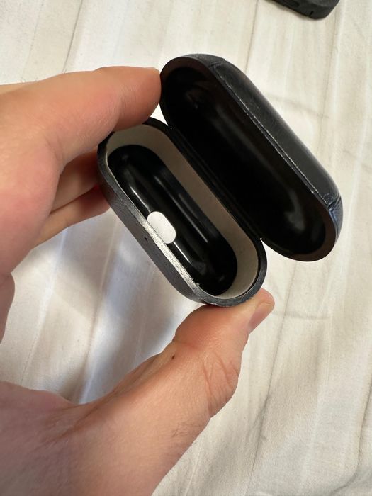 Husa Airpods Pro II noua din piele iStyle