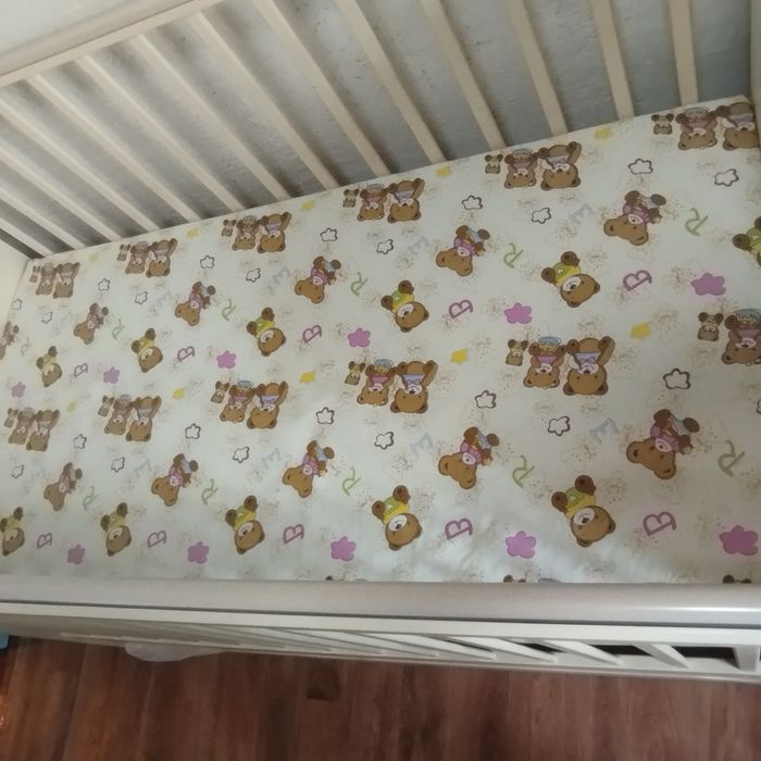 Кровать манеж с поперечным маятником,