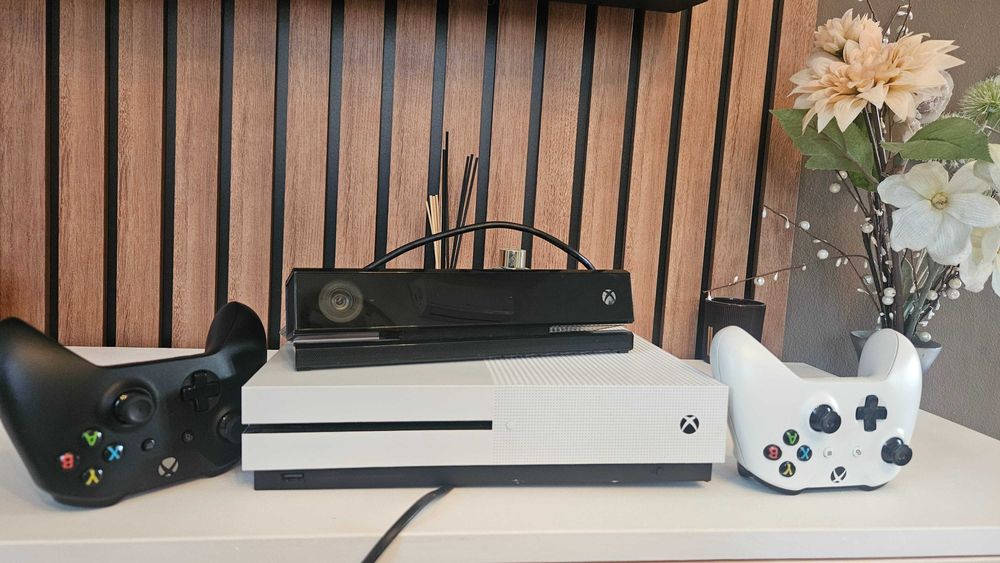 Xbox one S 1Tb + kinect si jocuri compatibile.