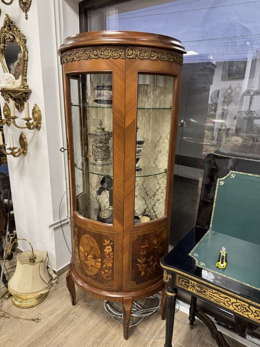 Vitrina din lemn masiv cu intarsii si ornamente bronz