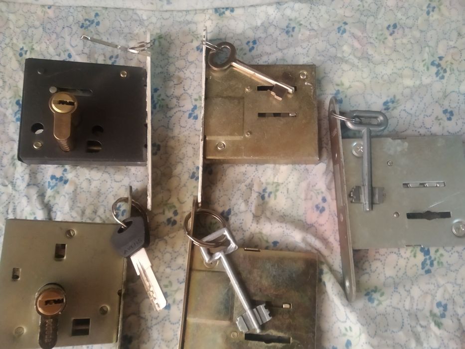 Продаю дверные замки врезные бу